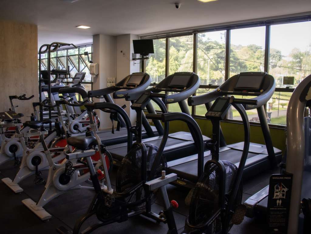 Área de cardio da Via Campus com bikes e esteiras