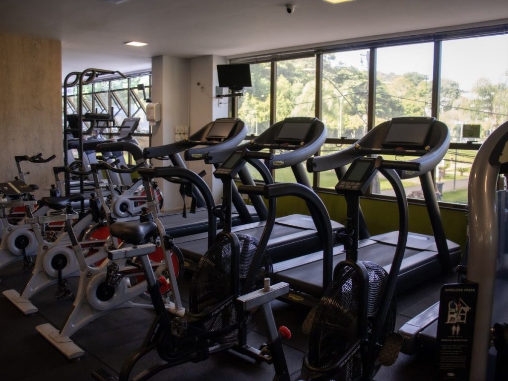 Área de cardio da Via Campus com bikes e esteiras