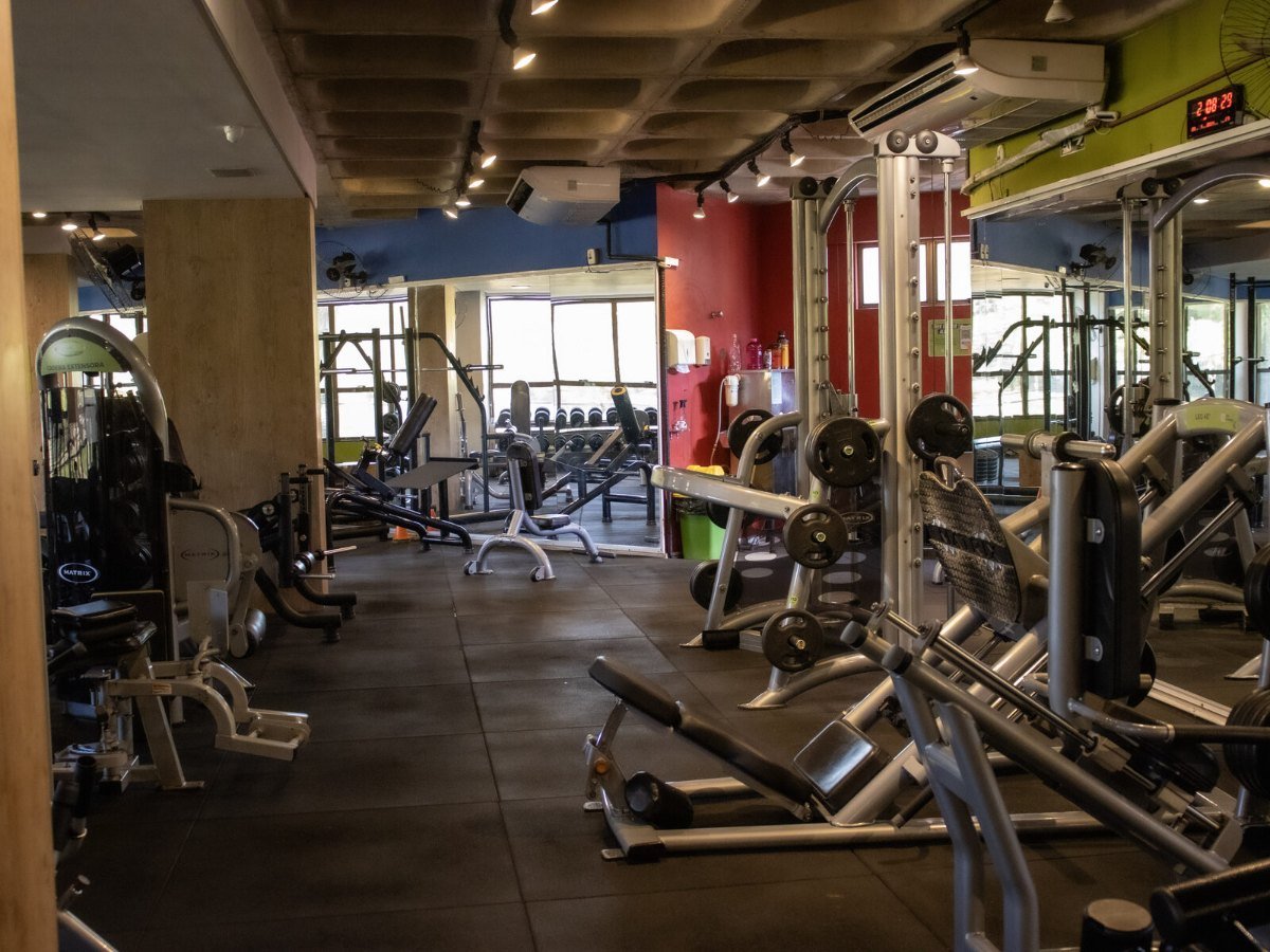 Estações de treino da Via Campus, onde os 5 benefícios da musculação começam a aparecer