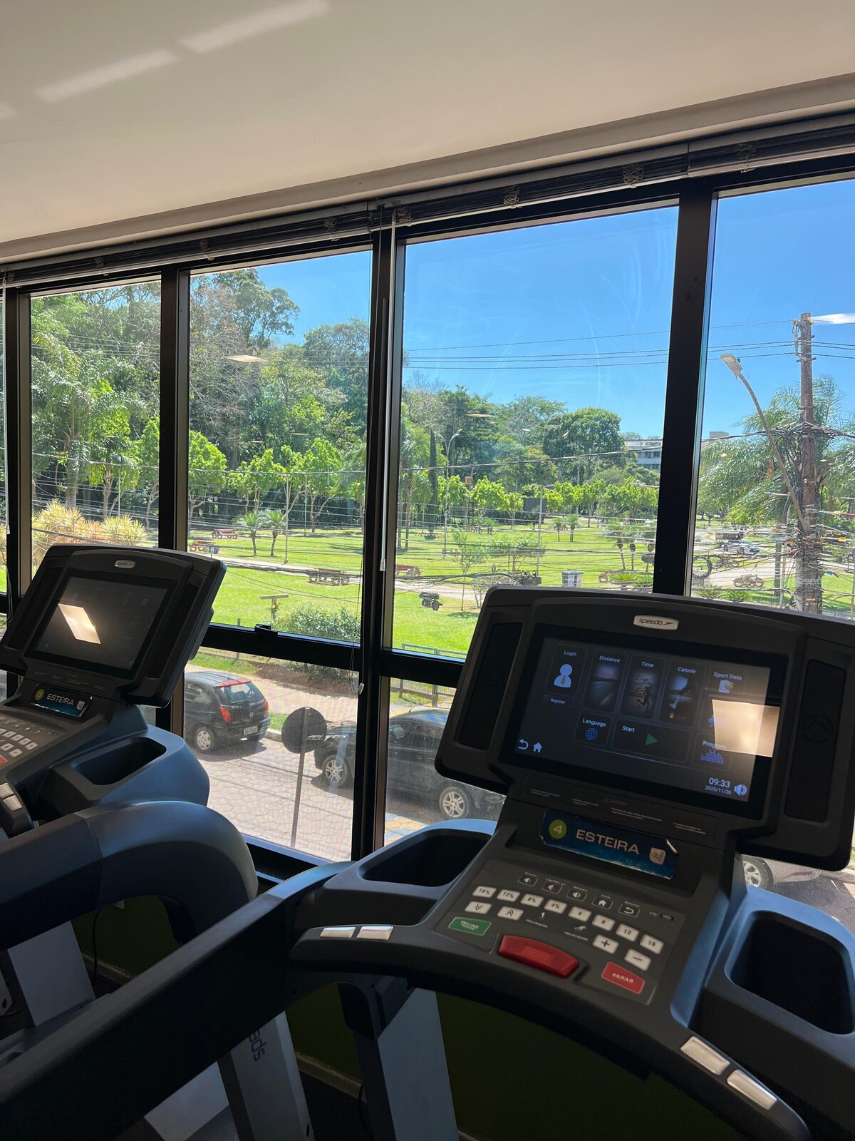 Esteiras com vista para o campus da UFV em academia em Viçosa