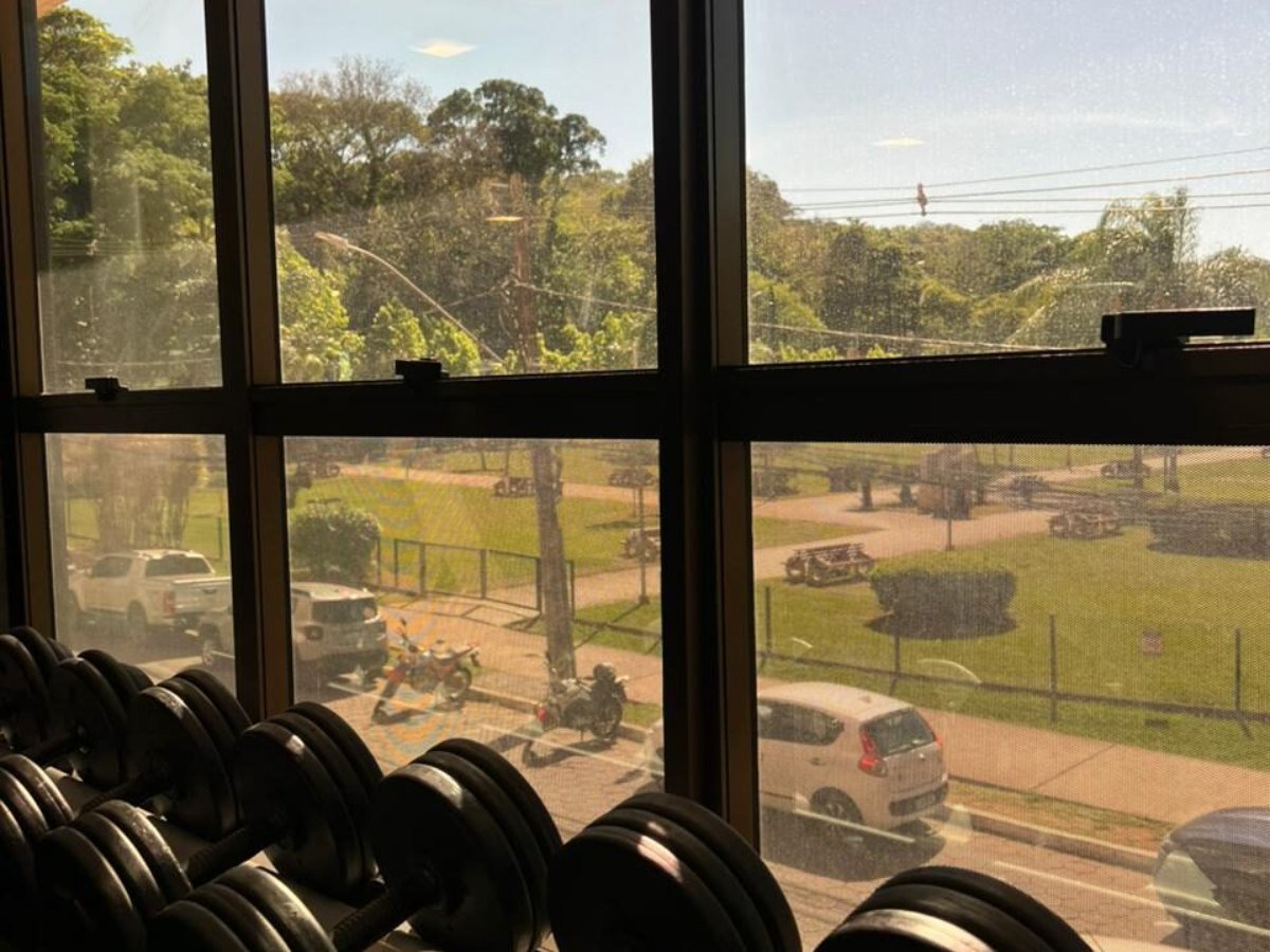 Halteres usados em exercícios para as costas na Via Campus