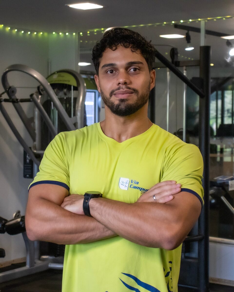Professor orientando aluno, uma das vantagens do personal trainer