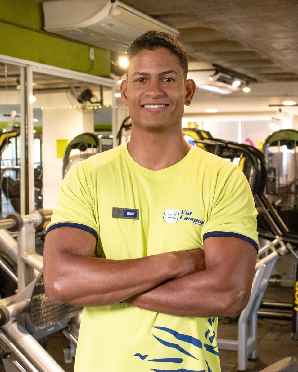 Professor da Via Campus fazendo acompanhamento de personal trainer